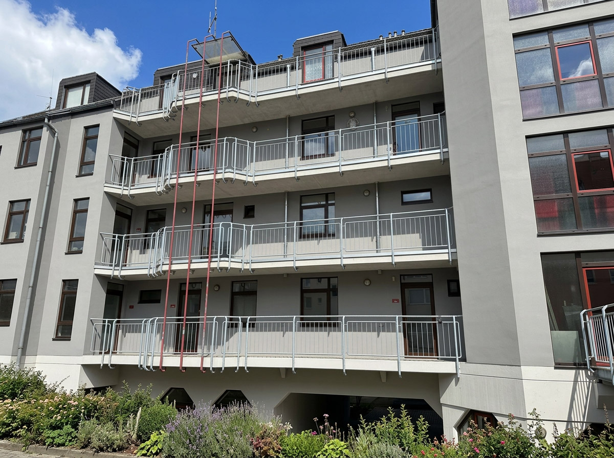 Helles, modernes Wohnzimmer mit Stadtblick im pauKARREE